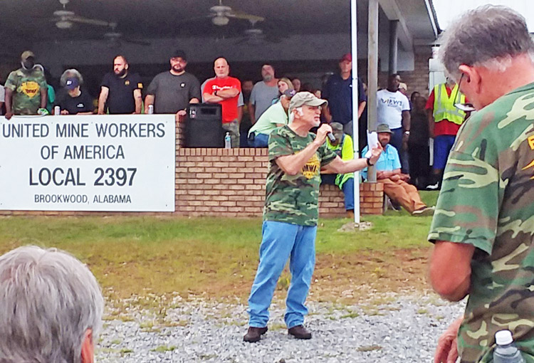 Cecil Roberts, presidente del UMWA, habla a 200 mineros y partidarios en Brookwood, Alabama, agosto 17. Mineros han estado en huelga contra Warrior Met desde abril de 2021.