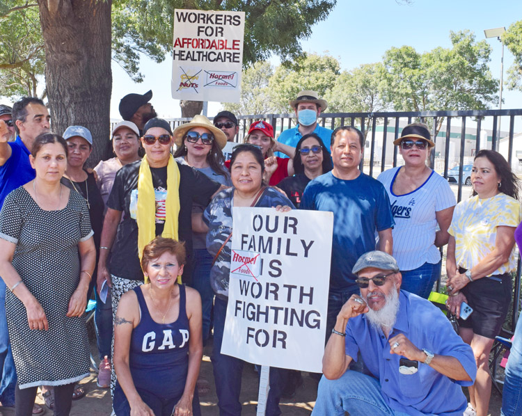 Huelguistas de Corn Nuts en Fresno. Han recibido solidaridad, incluso visita agosto 27 de miembros de unión BCTGM de Los Angeles que habían estado en huelga contra Rich’s Jon Donaire.