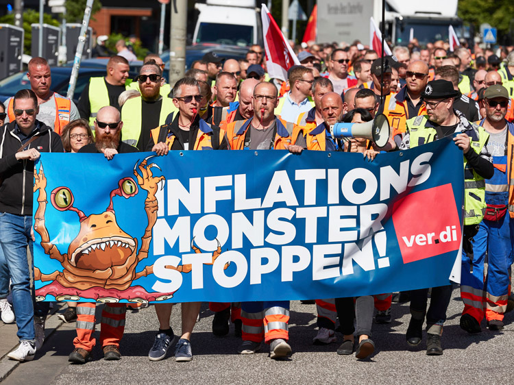 Dockworkers in Verdi union protest in Hamburg, Germany, June 10, demand wage increase. Capitalist rulers in Europe call for “sacrifice” by working people as prices skyrocket.