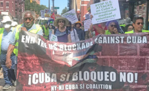 Manifestation organisée par la Coalition New York-New Jersey Cuba Sí dans le quartier de Harlem à New York le 28 août pour exiger la fin complète de l’embargo économique, financier et commercial des dirigeants américains contre Cuba.