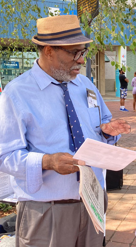 Osborne Hart, SWP candidate for U.S. Senate in Pennsylvania, campaigns at Labor Day parade in Philadelphia Sept. 5.