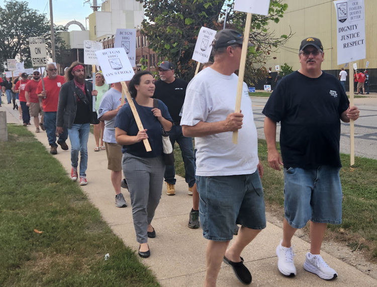 Sept. 1 rally of Ingredion workers in Cedar Rapids, Iowa, on strike since Aug. 1. Some 122 members of Bakery Workers union Local 100G are fighting bosses to win contract gains.