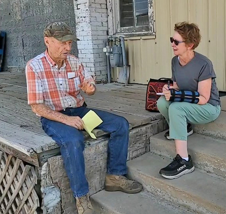 Alyson Kennedy, Socialist Workers Party candidate for governor of Texas, talks with rancher Ron Hollingsworth at feed store in Corsicana, Texas, July 30. The fall Militant subscription drive, along with SWP election campaigns, will champion the fights of workers and farmers.