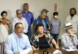 Milagros Rivera (centro), presidenta del Comité de Solidaridad con Cuba de Puerto Rico, con Edgardo Román (izq.), del Comité Pro Derechos Humanos de Puerto Rico, y otros en conferencia de prensa en San Juan el 1 de septiembre para protestar contra acoso del FBI.