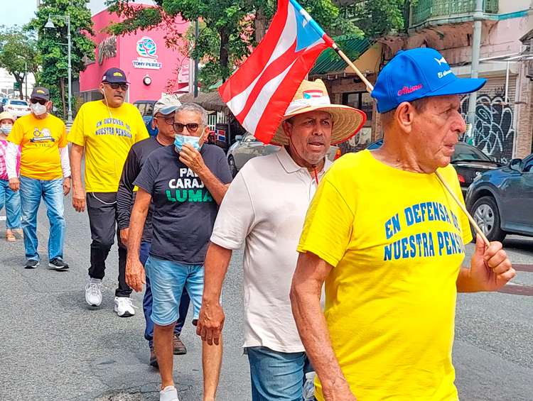 Jubilados en protesta semanal en sede de Autoridad Eléctrica en San Juan. En protesta el 21 de sept., tras el ciclón, corearon “Ni Fiona, ni Luma, ni la Junta para nuestra lucha”.