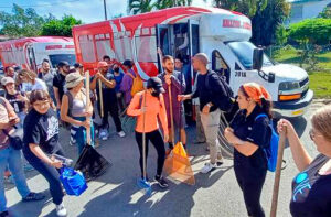 Voluntarios en tareas de limpieza en Toa Baja, Puerto Rico, 21 de septiembre. Ante la inacción del gobierno colonial, trabajadores se ayudan entre sí para enfrentar el impacto del ciclón.