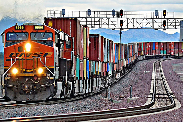Massive 3-mile-long cargo train in Southern California in 2020. Rail bosses are pushing longer freight trains, one-person “crews,” unsafe and inhuman schedules, on call 24/7. These conditions wreak havoc on rail workers’ lives and endanger them, other workers and communities near the tracks.