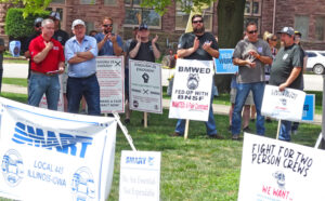 Más de 150 ferroviarios y partidarios en mitin en Galesburg, Illinois, julio 30, en lucha por contrato y en contra de normas de asistencia draconianas y “tripulaciones” de un solo trabajador.