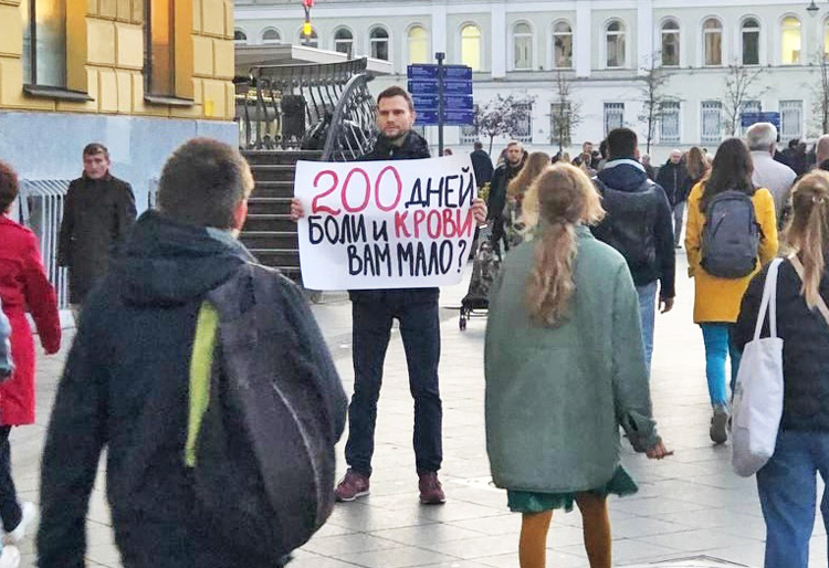At Moscow’s Tretyakovskaya metro station Sept. 15, Pyotr Safroshkin’s placard reads, “200 days of blood and pain. Do you really want more?” Anti-war protests continue across Russia.