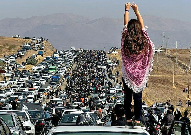 Immense foule le 26 octobre au cimetière de Saqqez, dans la région kurde de l’Iran, ville natale de Mahsa Amini, 40 jours après sa mort aux mains de la police de la « moralité » de Téhéran. Les manifestations ne cessent de croître.