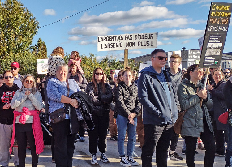 Protest against dangerous arsenic emissions by Horne copper smelter in Rouyn-Noranda, Quebec, Sept. 23. Sign in the center reads “Money has no smell. Arsenic doesn’t either!”