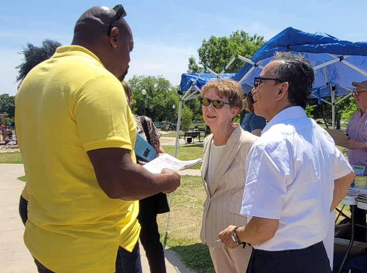 Alyson Kennedy with Gerardo Sánchez, right, Socialist Workers Party candidates for governor of Texas and U.S. Congress, speak to unionists at May 1 picnic at Lake Cliff Park, Dallas.