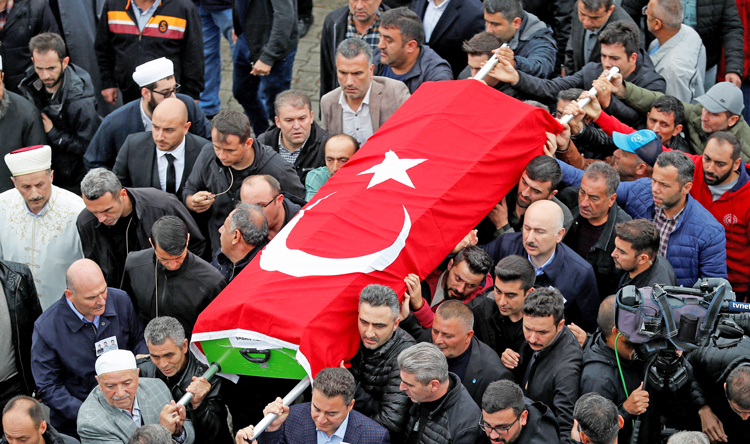 El presidente de Turquía Recep Tayyip Erdogan asistió a varios de los funerales. Arriba, funeral en Ahatlar, 16 de octubre.