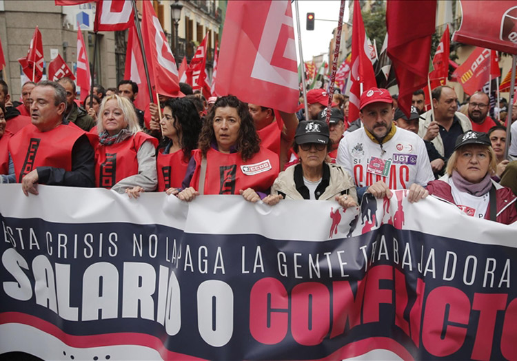 Over 45,000 march in Madrid Nov. 3, called by Spain’s two largest union federations, General Union of Workers and Workers’ Commissions. They demanded wage raises to keep up with prices. Banner says, “Working people should not have to pay for the crisis: wages or conflict.”