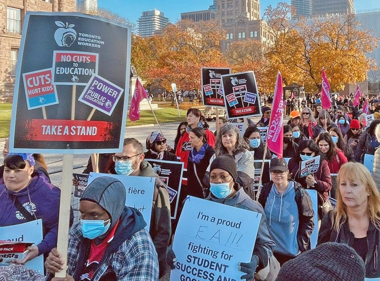 En Ontario, Canadá, trabajadores de escuelas en huelga (arriba), recibieron solidaridad y forzaron a gobierno a derogar ley antiobrera. Su lucha ha fortalecido luchas de otros sindicatos.
