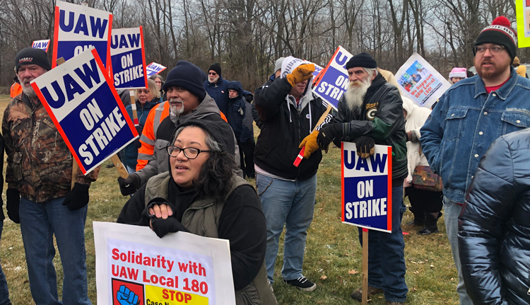 Striking United Auto Workers Local 180 members at Case New Holland rally in Mount Pleasant, Wisconsin, Dec. 17 to build support in fight for higher wages, affordable health care.