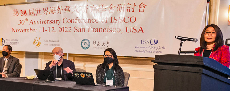 Inauguración de conferencia en San Francisco de la Sociedad Internacional para el Estudio de los Chinos de Ultramar, 11 de noviembre. Lok Siu, presidenta del comité organizador y catedrática de la Universidad de California en Berkeley, da bienvenida a participantes de muchos países.