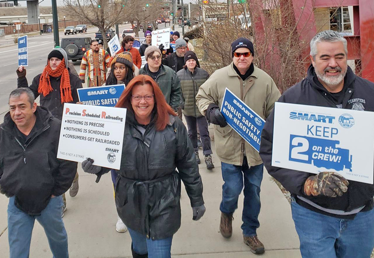 Más de 40 sindicalistas participan en protesta en Denver, 13 de dic., en apoyo a lucha de ferroviarios sobre condiciones laborales, por un tamaño de cuadrillas seguro y horarios sostenibles.