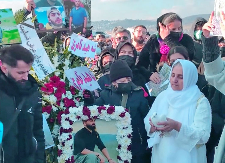 Cientos de personas en Sanandaj, en región Kurda de Irán, conmemoraron vida de Aram Habibi el 26 de diciembre, 40 días después de su muerte a manos de matones del gobierno.