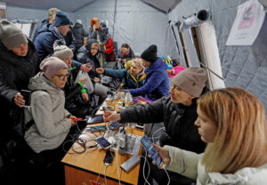Residentes de Kyiv en “centro de invencibilidad”, 24 de nov. se calientan, comparten noticias y recargan teléfonos. Bombardeos no han destruido el espíritu de los trabajadores ucranianos.