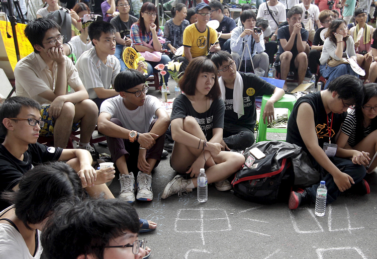 Estudiantes en Taiwán en 2015 protestan contra libros de texto que afirman que su país es parte de China. En evento de ISSCO, panelistas provocaron debate sobre intentos de Washington de mantener dominio del Pacífico y de Beijing de tomar control de Taiwán.