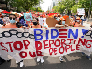Manifestation pour les droits des immigrants en avril 2021 près de la Maison-Blanche. Lutter pour l’amnistie des travailleurs sans-papiers aux États-Unis est essentiel construire l’unité de la classe ouvrière et renforcer nos syndicats.