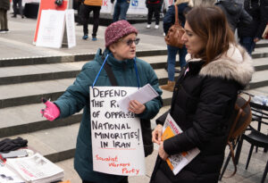 Fatemah Hejazifar, right, gets Militant subscription from Socialist Workers Party member Jacquie Henderson at Jan. 8 march and rally in Cincinnati in solidarity with protests in Iran.