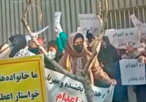 At Tehran court Jan. 16 families of those facing execution on drug charges, part of wider protests across Iran against death penalty, chanted, ”Let authorities answer! No to executions!”