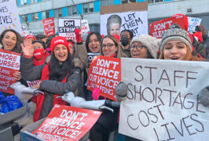 Más de 7 mil enfermeras en Nueva York de hospitales Mount Sinai y Montefiore terminaron huelga el 12 de enero tras acuerdo provisional que aumenta niveles de personal y salarios.