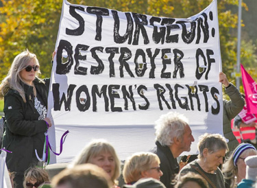 Des centaines de personnes ont protesté en Écosse contre le « Projet de loi sur la réforme de la reconnaissance du genre ». Ici, manifestation devant le Parlement à Édimbourg le 6 octobre, pour dénoncer les politiques de la première ministre écossaise Nicola Sturgeon.