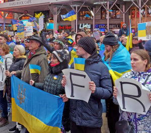 Protesta en Nueva York, 22 de enero, exige retiro total de tropas rusas de Ucrania.