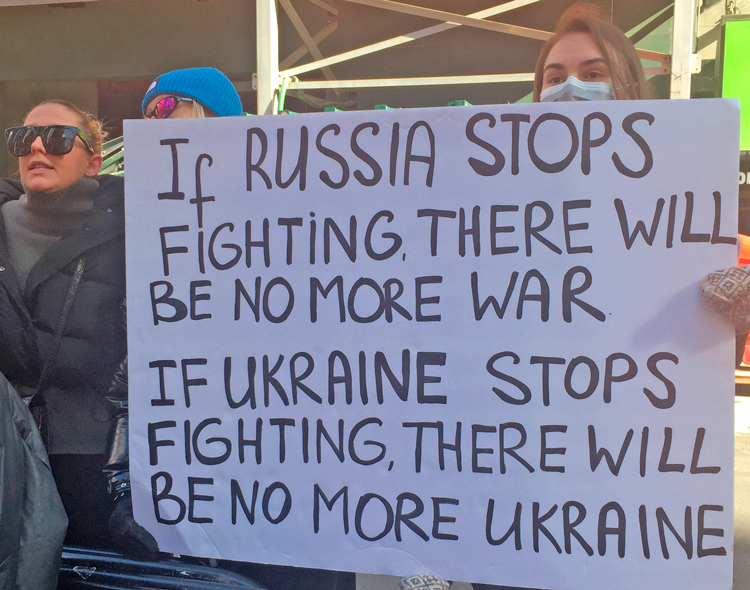 Protesta contra invasión de Ucrania, Nueva York, 26 de febrero de 2022. Cartel dice, “Si Rusia deja de combatir, no habrá más guerra. Si Ucrania deja de pelear, no habrá más Ucrania”.