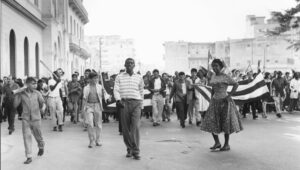 La Habana, 1 de enero de 1959, trabajadores saludan el derrocamiento del dictador Fulgencio Batista, quién contaba con el respaldo del gobierno de Estados Unidos.