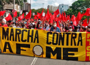 Des milliers de personnes ont défilé dans des villes du Brésil le 14 novembre pour exiger une baisse des prix des denrées alimentaires et du carburant. Le Brésil est le troisième producteur alimentaire mondial, mais 33 millions de personnes n’y ont pas assez à manger.