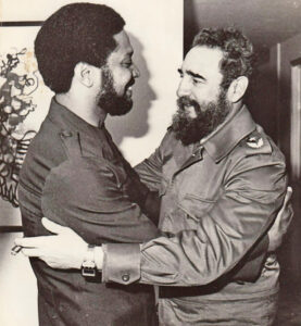 Fidel Castro y Maurice Bishop, primer ministro de Granada, en Nueva York, octubre 1979, cuando Castro habló ante la Asamblea General de la ONU. En 1983, tras el asesinato de Bishop en la con-trarrevolución encabezada por Bernard Coard, Castro dijo: “Nin-gún crimen puede ser cometido en nombre de la revolución y la libertad”.