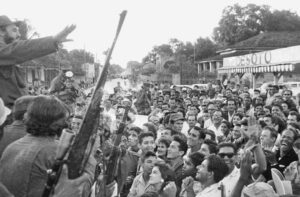 Fidel Castro saluda a los residentes de Colón, Cuba, 7 de enero de 1959. Fuerzas del Ejército Rebelde marchan a La Habana tras la victoria, para hablar con las decenas de miles de trabajadores que querían unirse a la revolución.