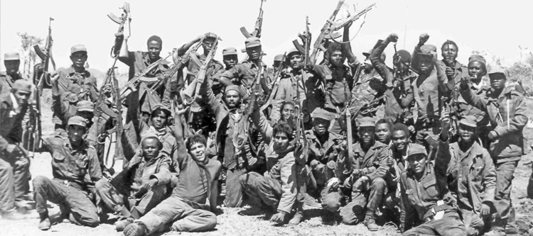 Combatientes cubanos y angolanos celebran victoria en batalla de Cangamba, agosto de 1983. A pedido de Angola, la dirección cu-bana movilizó a decenas de miles de voluntarios para rechazar la invasión del régimen del apartheid sudafricano. “Quien no esté dispuesto a combatir por la libertad de los demás, no será jamás capaz de combatir por la propia”, dijo Fidel Castro.