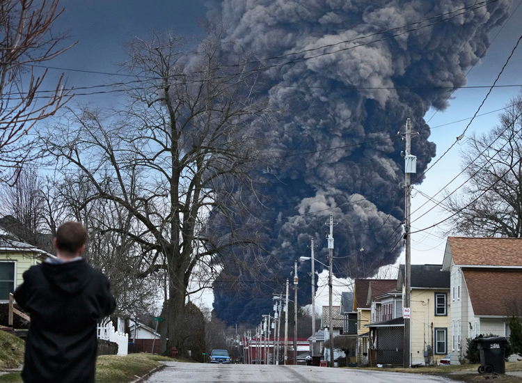 East Palestine, Ohio, el 6 de febrero después de que químicos tóxicos del tren descarrilado de Norfolk Southern son quemados y contaminan el aire y el abastecimiento de agua.