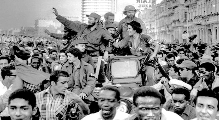 Fidel Castro y combatientes del Ejército Rebelde entran en La Habana, 8 de enero de 1959. Cuando la Caravana de la Libertad se detuvo en pueblos y ciudades por toda Cuba, grandes multitudes los recibieron, la mayoría no vestía los colores del Movimiento 26 de Julio sino “camisas de trabajadores y campesinos”, dijo Castro. Vimos que “habíamos hecho algo superior a nosotros mismos”.