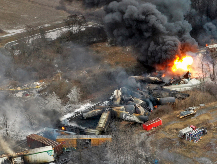 El descarrilamiento del tren Norfolk Southern en East Palestine, Ohio, feb. 3, provocó incendios, fugas de sustancias tóxicas. Afán de ganancias de patrones ferroviarios es causa de los desastres.