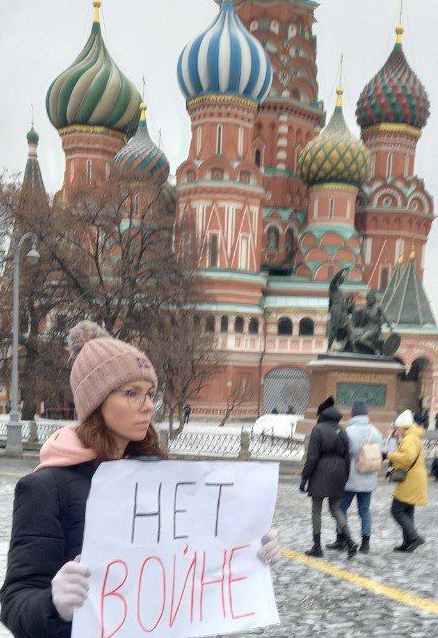 Yekaterina Kotsar holds sign, “No to war!” in Moscow’s Red Square Jan. 22. Across Russia solo protests are spreading as are memorial “flower protests” against Putin’s invasion of Ukraine.