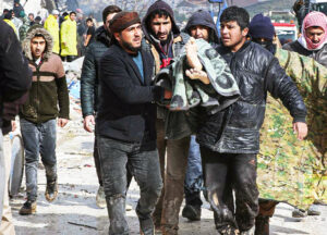 Des volontaires à Harem, dans le nord-ouest de la Syrie, transportent des victimes du tremblement de terre du 6 février.