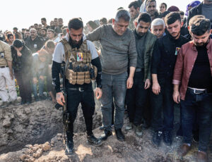Kurdos en Siria en funeral de víctimas de ataques aéreos de Turquía en Al Malikiyah, norte de Siria, en noviembre. Gobernantes de Turquía, Siria, Irán, Rusia, EUA tienen guerras en la región.