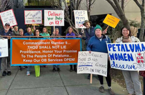 Protesta contra cierre de sala de maternidad en hospital Petaluma Valley en California, 15 feb.