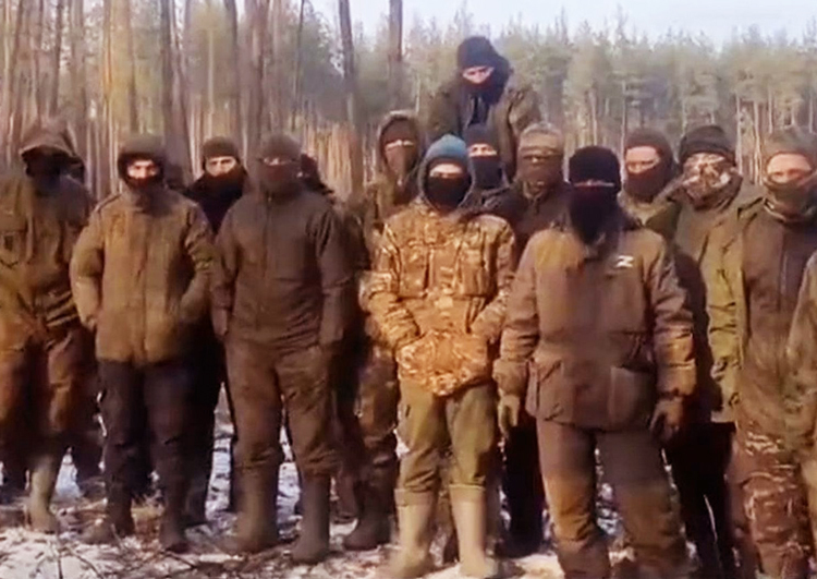 Estos soldados rusos son parte la fuerza invasora de Moscú en Ucrania que se quejan que “al mando no les importamos”. Decenas de miles de trabajadores y agricultores rusos reclutas son usados como carne de cañón en la guerra de Putin para conquistar Ucrania.