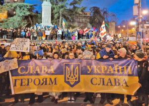 Decenas de miles se manifestaron en defensa de la independen-cia de Ucrania en Tiblisi, Georgia, el 24 de febrero, en el primer aniversario de la guerra de Moscú. El régimen de Putin invadió Georgia en 2008. Hubo protestas en más de 100 ciudades por to-do el mundo.