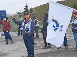 Des membres du Syndicat de l’Agriculture participent au piquetage de l’Alliance de la Fonction publique du Canada au port de Montréal le 24 avril, dans le cadre de la grève de 155 000 travailleurs du gouvernement fédéral canadien.