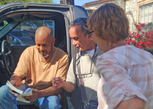 Alyson Kennedy, SWP candidate for mayor of Fort Worth, Texas, and campaign supporter Gerardo Sánchez discuss working-class road with warehouse worker Michael Perkins April 1.