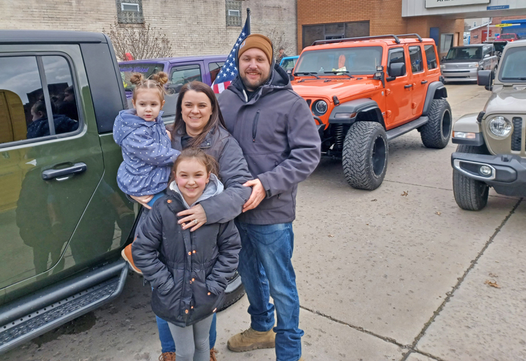 Jacob Tate y familia vinieron de Beaver Falls, Pennsylvania, para caravana de Jeeps en East Palestine, marzo 18, y dar apoyo a lucha de residentes por control de limpieza y reconstrucción.