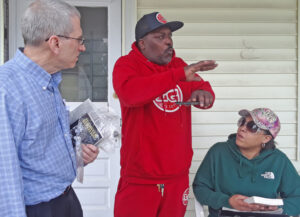 Oil refinery worker Rich Miner, center, and Sheree Artis talk to Socialist Workers Party member Seth Galinsky in Paulsboro, New Jersey, April 23. Miner said he volunteered for the cleanup after 2012 derailment there, when vinyl chloride spilled, same chemical as in East Palestine.